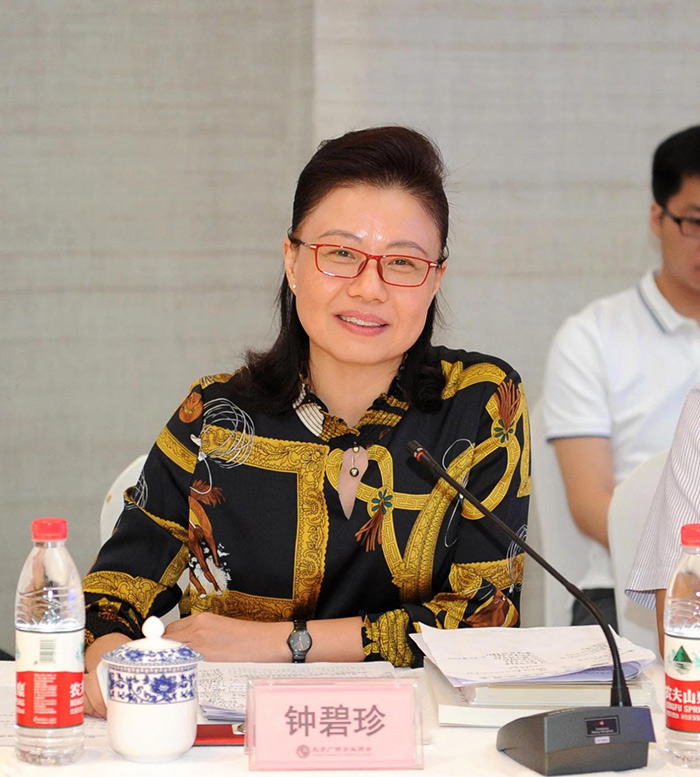 梧州市委常委、統戰部部長(cháng)鐘碧珍發(fā)言