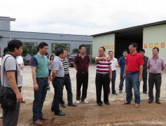 廣西食用菌協(xié)會(huì )到強壽生物科技公司進(jìn)行食用菌技術(shù)觀(guān)摩交流